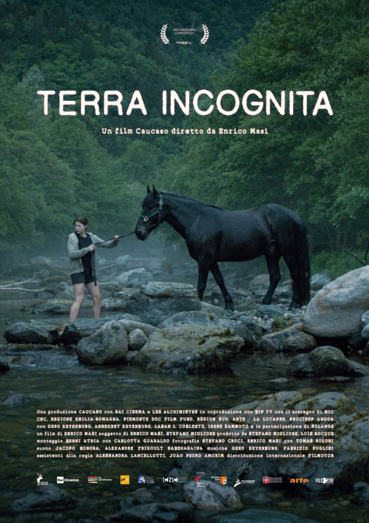 Affiche de Terra Incognita Une jeune fille tire un cheval noir dans un cours d'eau