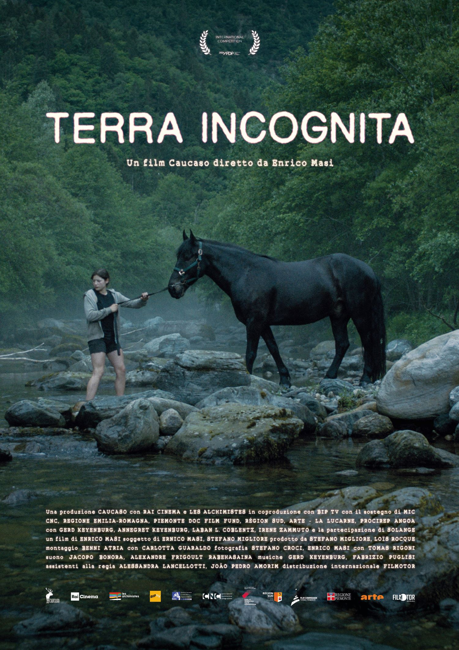 Affiche de Terra Incognita Une jeune fille tire un cheval noir dans un cours d'eau